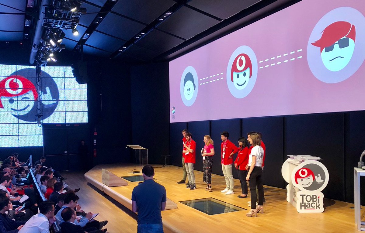 VodafoneIT's tweet photo. Dopo ogni presentazione, la giuria può fare domande per approfondire i progetti. I ragazzi, preparatissimi, rispondono senza difficoltà. #TOBiHack https://t.co/PH3EzLR1G6