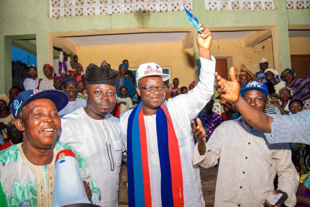 OSAprapra's tweet photo. PHOTOS: Hon Bode Agbeleye Dumps APC, Snubs PDP And Defected To ADP, Obtained Membership Card At Ward B In Ipoti Ekiti On Sunday. 

#Ekiti #Ekiti2018 #ADP https://t.co/BkKIR72irS