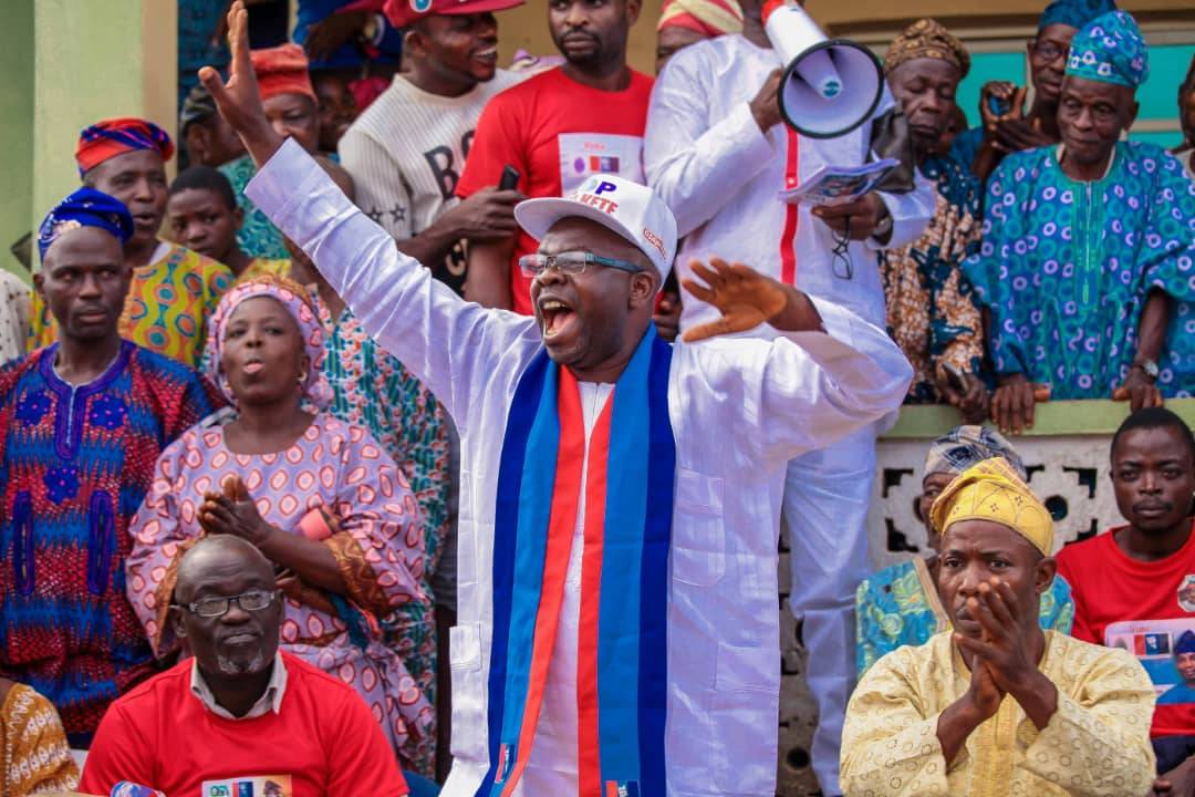 OSAprapra's tweet photo. PHOTOS: Hon Bode Agbeleye Dumps APC, Snubs PDP And Defected To ADP, Obtained Membership Card At Ward B In Ipoti Ekiti On Sunday. 

#Ekiti #Ekiti2018 #ADP https://t.co/BkKIR72irS