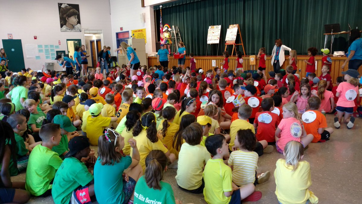 EmilyLuuri's tweet photo. Sb field day!  #soexcited @bmaurao @stefhayley80 https://t.co/lOtAEwypO0