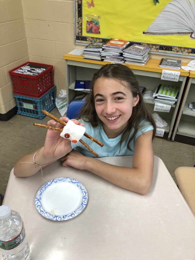 MrsNagyTOIS's tweet image. Jamie learned the first rule of teaching ... use food 😁 #howtoproject #studentteachers #rm600family