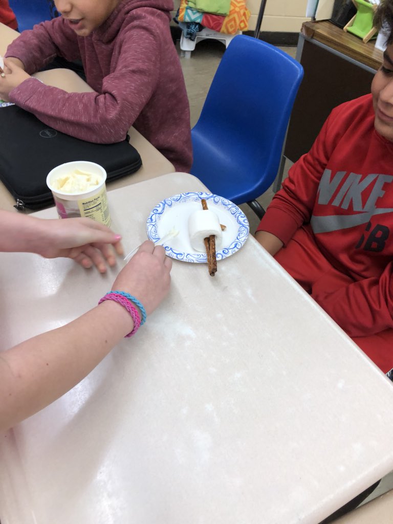 MrsNagyTOIS's tweet image. Jamie learned the first rule of teaching ... use food 😁 #howtoproject #studentteachers #rm600family