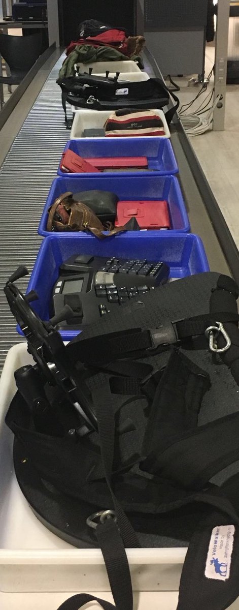 En dan ga je met je schrijftolkcollega samen door de douane met 30 kg per persoon in je rugtas aan apparatuur en benodigdheden. Die moeten allemaal uit de rugtas en dat ziet er op de lopende band zo uit…#vreemdeblikken  
#schrijftolk voor #doof of #slechthorend #ilovemyjob