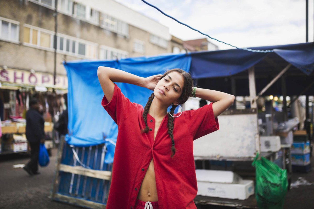 Colombian singer <a href="/laoramusica/">LAORA</a> is back with new track 'No Pressure' and it's our Neu Pick of the day. diymag.com/2018/06/12/lao…