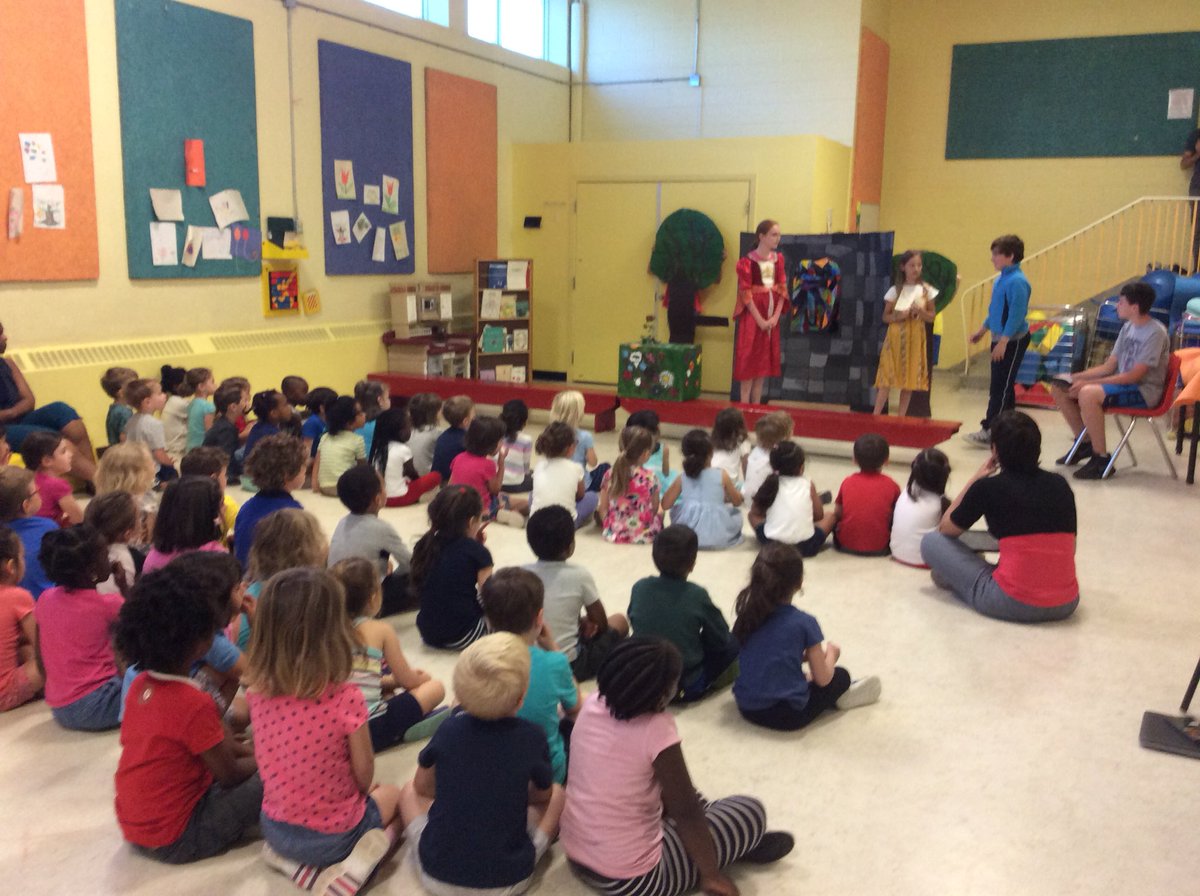 lyceeclaudel's tweet photo. La maternelle passe un très bon moment en compagnie des CM2, venus leur présenter des saynètes bilingues sur le thème des contes !! Bravo et merci les CM2 pour votre investissement!! @Cm2bClaudel @cm2_vert @aefeinfo https://t.co/PEm86kiiI2