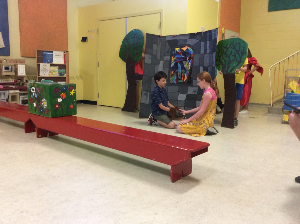 lyceeclaudel's tweet photo. La maternelle passe un très bon moment en compagnie des CM2, venus leur présenter des saynètes bilingues sur le thème des contes !! Bravo et merci les CM2 pour votre investissement!! @Cm2bClaudel @cm2_vert @aefeinfo https://t.co/PEm86kiiI2