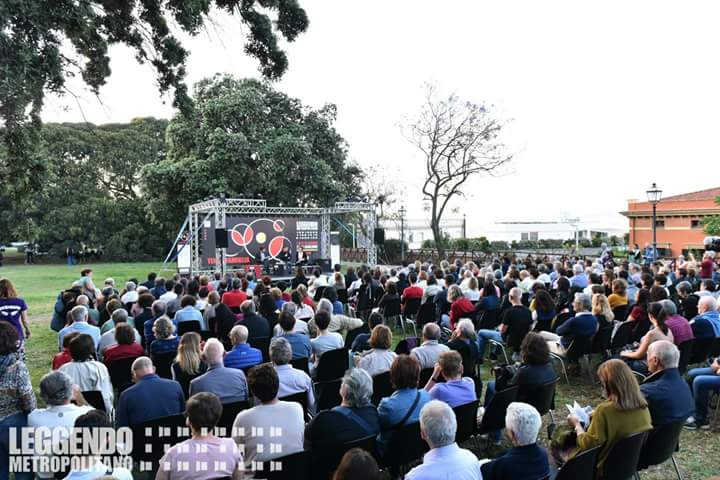 Si è conclusa la X edizione di Leggendo Metropolitano.
Grazie a tutti gli ospiti, i partner e gli stakeholder per essere stati presenti con la pioggia e con il sole, nonostante gli #scioperi e gli imprevisti.
#leggendometropolitano
#tengofamiglia