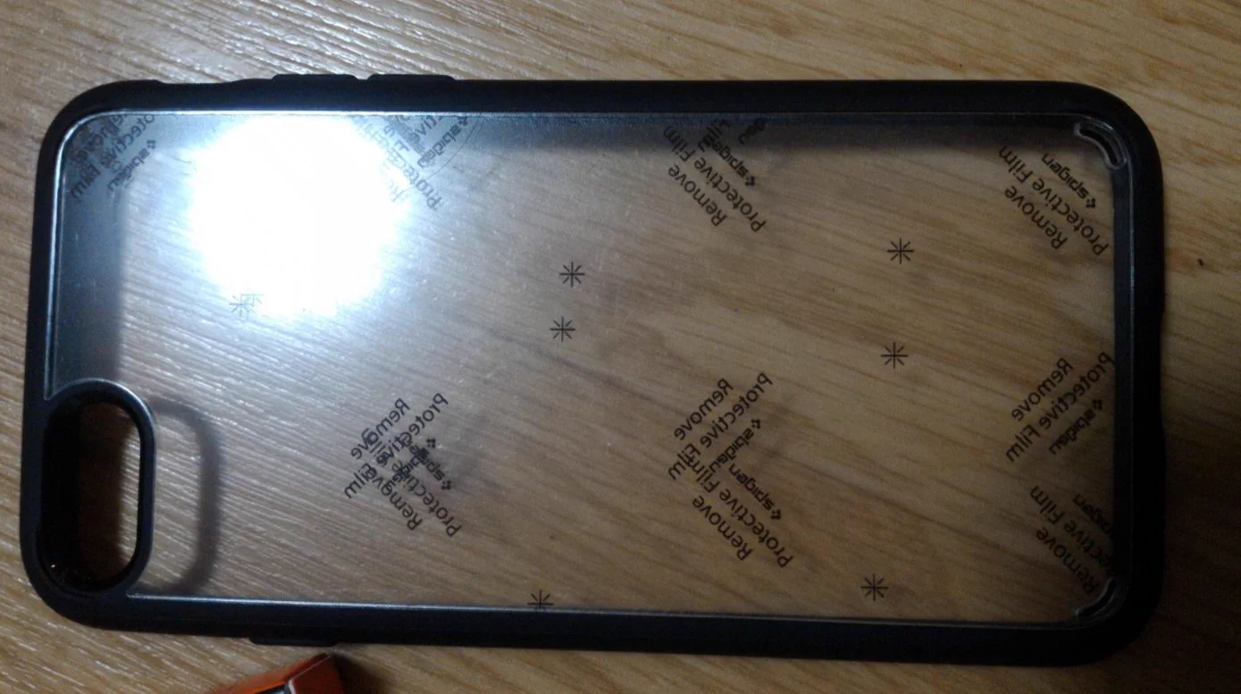 透明なiPhoneケースを買ったのにダサい文字が印刷されていて激怒？それただのシールだからｗｗｗ