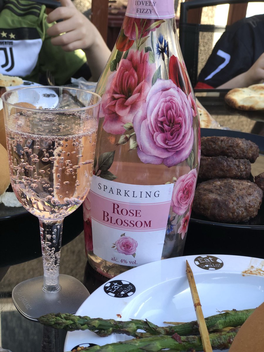 susankmann's tweet photo. So, end of last year I turned 40! Here is my blog post about turning 40 and then what. I'd love to hear what you think? https://t.co/UKsCqlUXq1
#mommybloggers #post40 #lifestyleblogger https://t.co/ZvU5YoFWXx