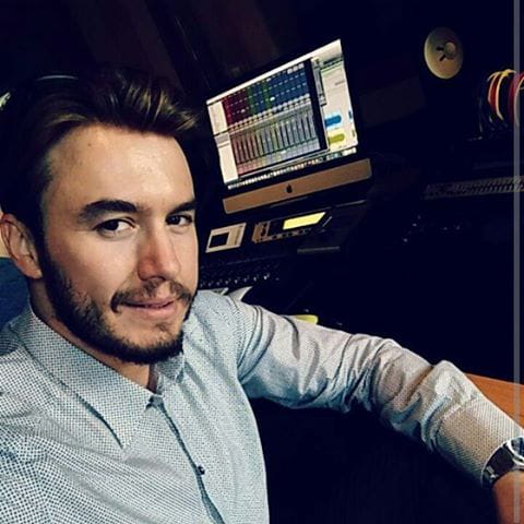 Adam gibi adam 
SenYeterKiEs MustafaCeceli