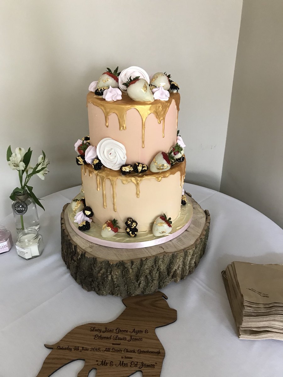 OneStopCakeShop's tweet photo. #pink #ganache #weddingcake with #golddrip and #goldleaf #fuit on #treebark #cakebase #lincsconnect #bizclubuk @sugarcraftmag @weddingcakesmag https://t.co/d05NAlivGO