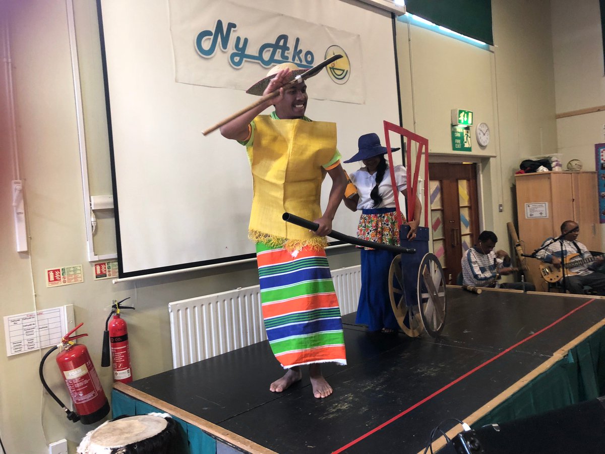 YsgolG's tweet photo. Waw!!!!!! Dyna oedd geiriau disgyblion @YsgolG ar ol perfformiad gan #NyAko bore ma. #Madagascar #diwylliant #codiysbryd #balchder https://t.co/G4OAr8jRGd
