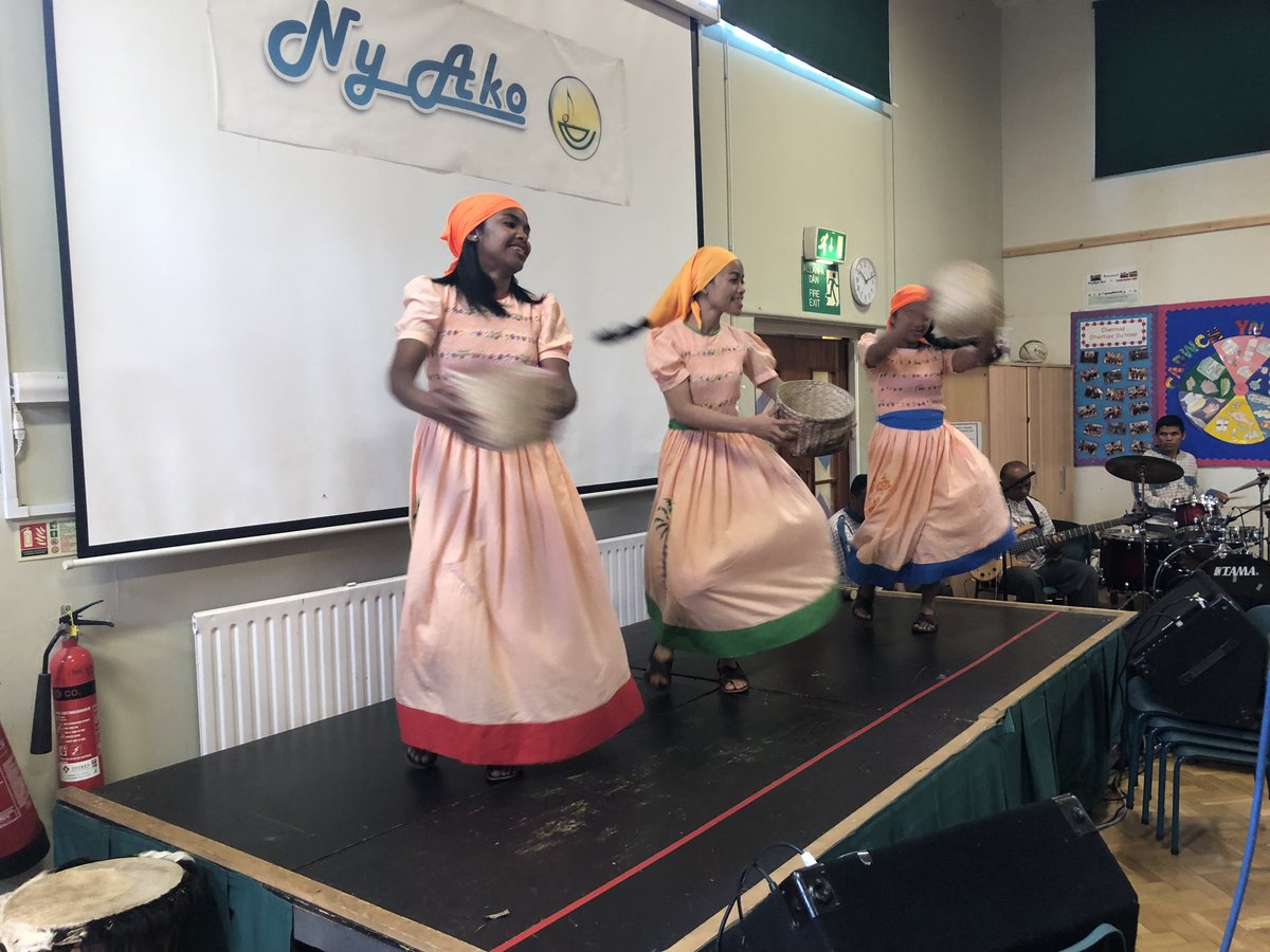 YsgolG's tweet photo. Waw!!!!!! Dyna oedd geiriau disgyblion @YsgolG ar ol perfformiad gan #NyAko bore ma. #Madagascar #diwylliant #codiysbryd #balchder https://t.co/G4OAr8jRGd