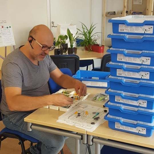vasbymakerspace's tweet photo. Makerpedagogen Magnus myser med 2800 legobitar. #sortering #fokus #makerspace https://t.co/J7rz7xVgAB https://t.co/zmy8TdJE9T
