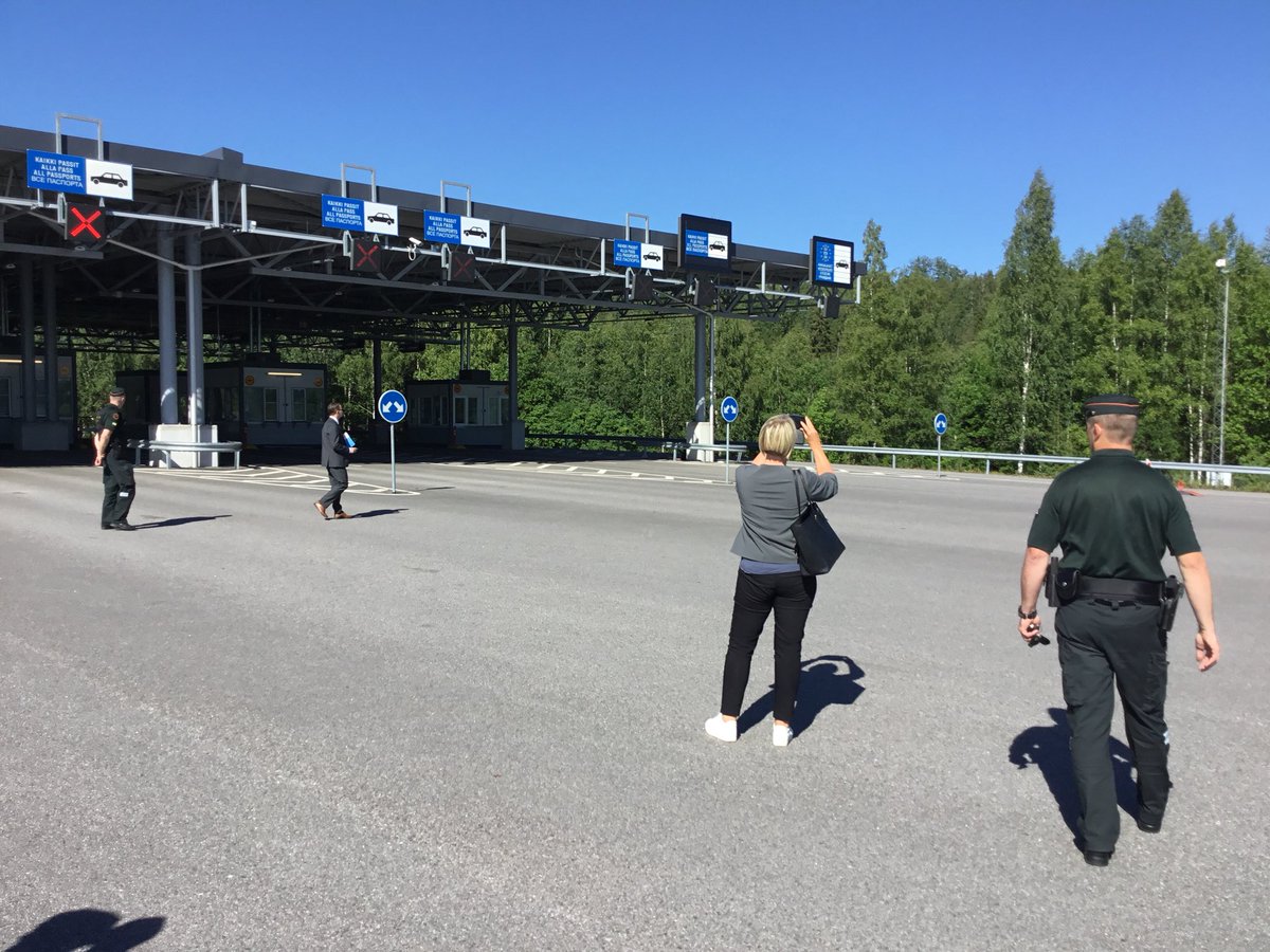 rajavartijat's tweet photo. #EU #Schengen tarkastajat varmistavat, että rajatarkastukset toteutetaan Schengenin rajasäännöstön mukaisesti. Rajanylityspaikan päällikkö kapteeni Sainio kierrättää tarkastajia Nuijamaan rajanylityspaikalla @kaakkoisraja tarkastamassa mm. tarkastuspisteiden merkintöjä. https://t.co/MPou7on7Mz