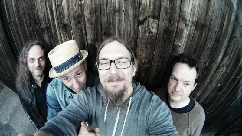 In unserem neuen Interview erfahrt ihr, wie Alex sich so als Prodzent gemacht hat und wie ihr der Band #KLOODE aus Düsseldorf helfen könnt, ihre neue Platte auf CD und Vinyl herauszubringen! #rpr2018 ruhrpottrodeo.de/index.php/der-…