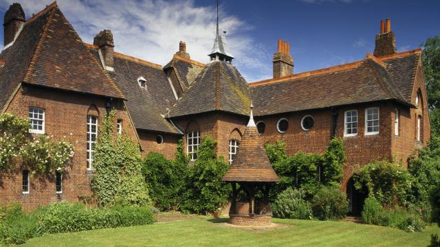 mayfair_knights's tweet photo. #FamousHousesOfLondon Red House is synonymous with William Morris and known for its luxurious fabrics https://t.co/r6hWKwbgzr
