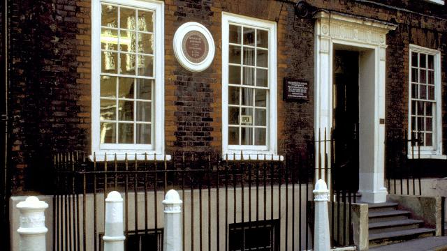 mayfair_knights's tweet photo. #FamousHousesOfLondon Dr Johnson’s House was once the home of Samuel Johnson who we have to thank for the formal dictionary https://t.co/29YpErpSbd