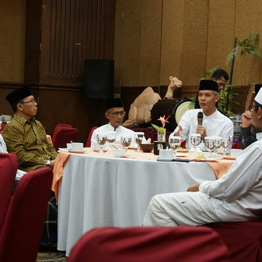Hangatnya Kebersamaan Ganjar dan PWNU Jateng Menjelang Pilgub

Semarang - Menjelang pemungutan suara Pilgub Jateng 2018, struktural NU Jateng Jateng menggelar silaturahmi dan buka bersama dengan Calon Gubernur Ganjar Pranowo.
<a href="/Gimanto77722492/">Gimanto.sh</a>