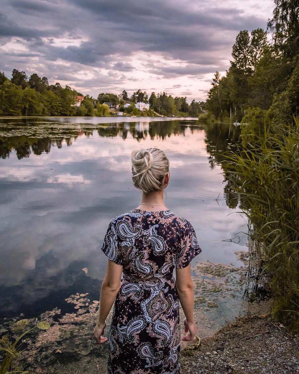 ChristineWedbrg's tweet photo. Magical sunset at 22.00 here in my beautiful city ✨

Fun Fact About Sweden: The sun never rise for about 2 weeks during winter up north, and the sun never sets for about 1-2 months during summer up north. It’s called polar night &amp; midnight sun 🌕🌑🇸🇪

#sweden #stockholm #lake https://t.co/eEi1XJazBx