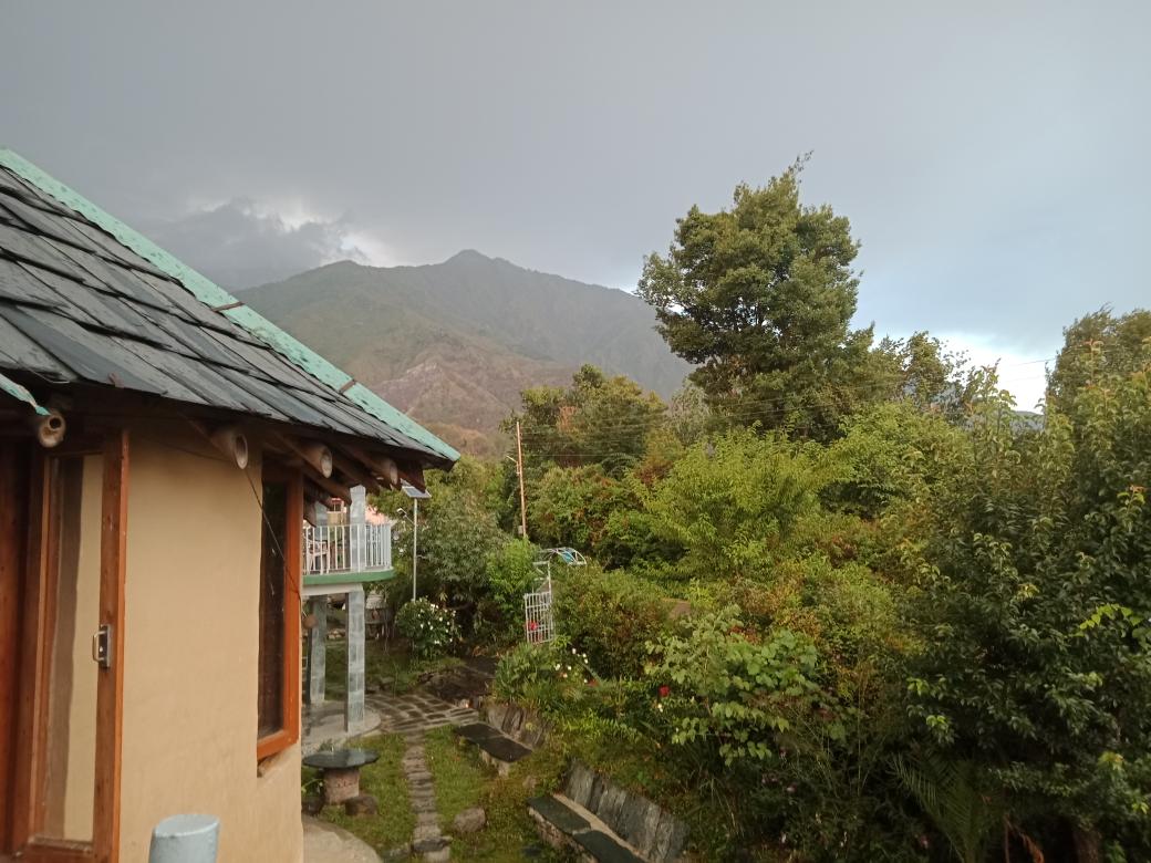 yash_kesaria's tweet photo. Perk of working in Dharamshala. 
Killer view. 
#shifttodharamshala https://t.co/EmdX5TgdiD