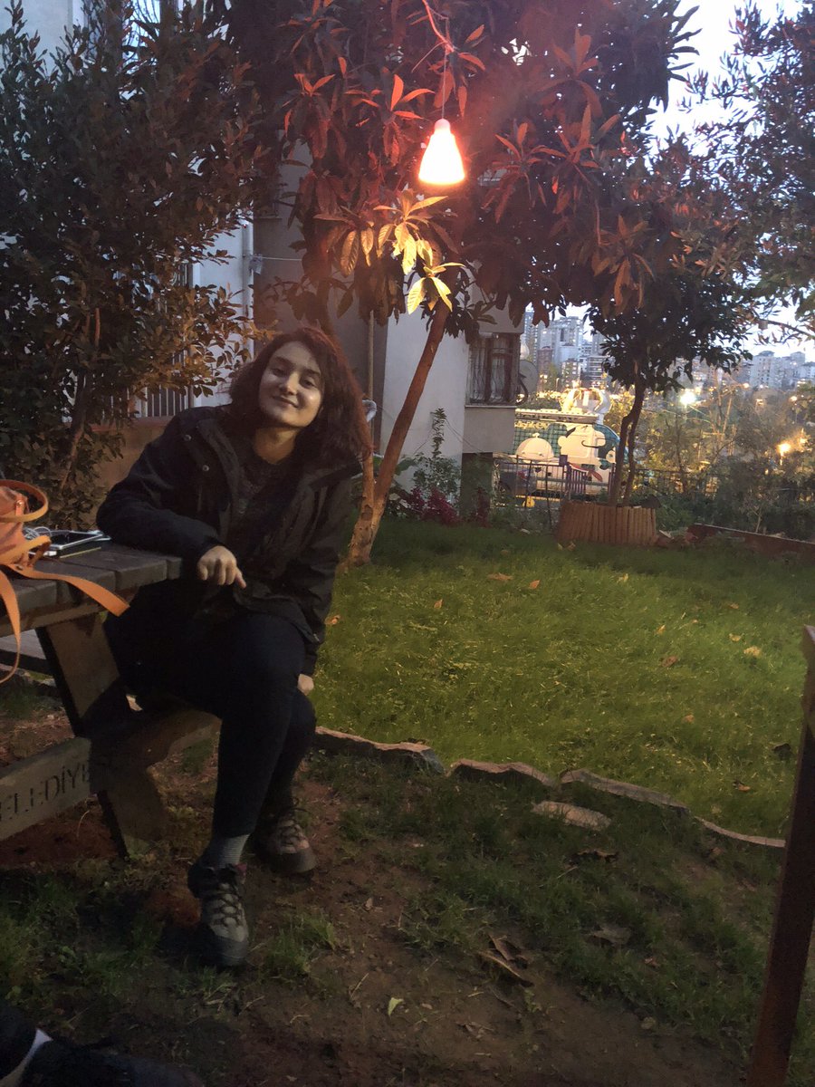 OzgurGencKadin's tweet photo. 1 Mayıs bildirisi dağıttığı içim tutuklanan Merkezi Koordinasyon Üyemiz Özge Doğan 1 buçuk aylık tutsaklığın ardından aramıza geri döndü. 
Hoş geldin yoldaş 💐 https://t.co/BfZoUbn40a