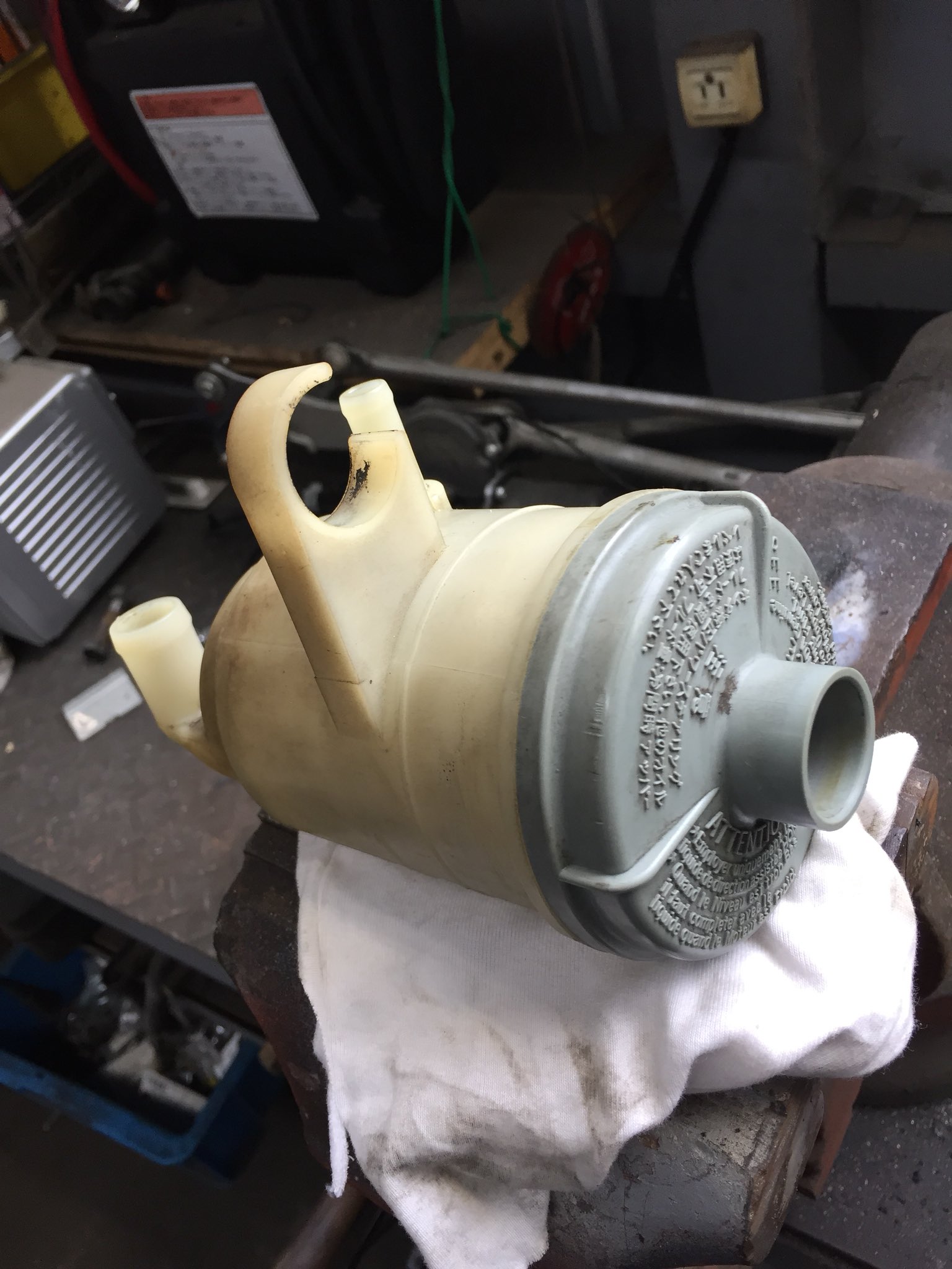 戸口自動車 m埼玉支店 ステップワゴン Rg1 パワステより異音 モーターのような ウィーン 音発生 原因はパワステのタンク内あるフィルターの詰まりでした オイルが吸えずに泡立ってしまっていました K型エンジンでは良くある症状だそうです タンク 戸口自動車 m埼玉支店 ステップワゴン Rg1 パワステより異音 モーターのような ウィーン 音発生 原因はパワステのタンク内あるフィルターの詰まりでした オイルが吸えずに泡立ってしまっていました K型エンジンでは良くある症状だそうです タンク