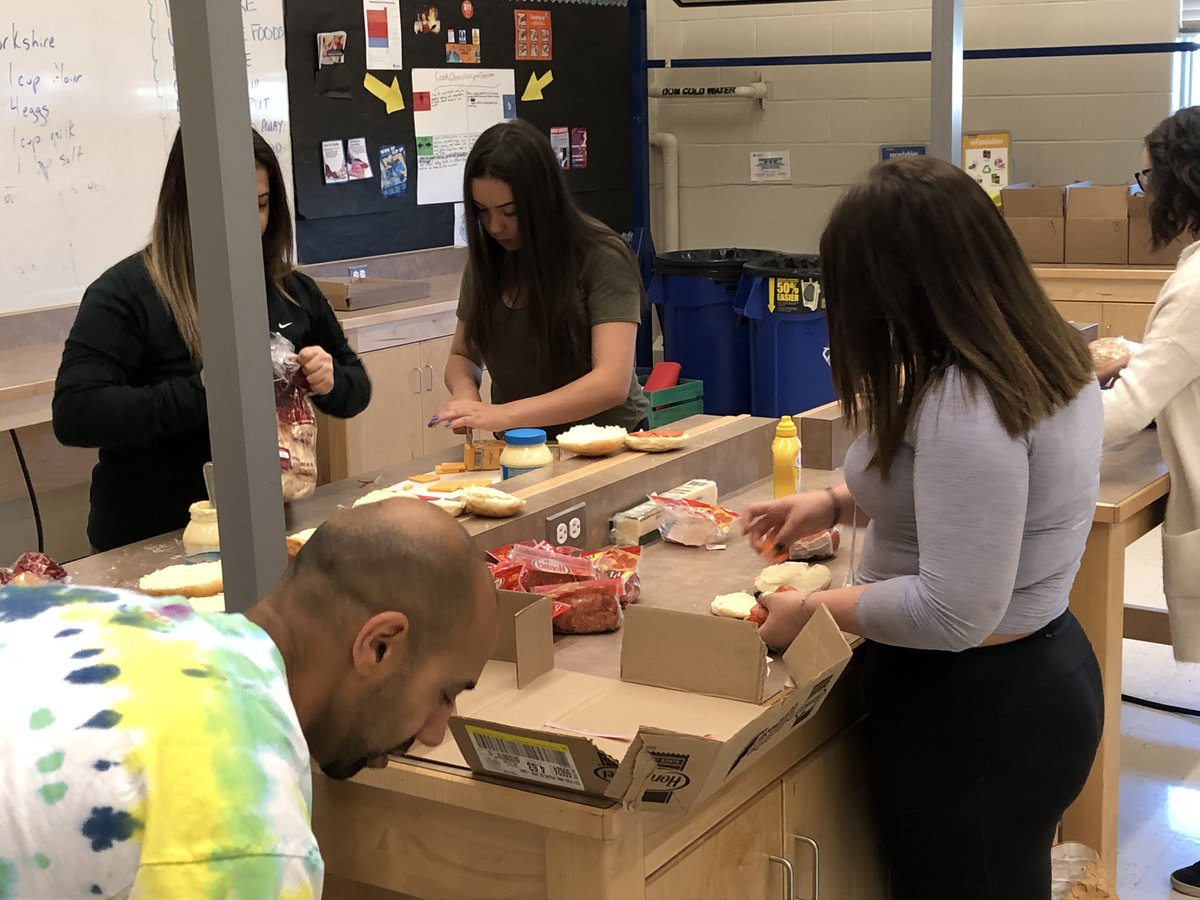Samuelwshaw's tweet photo. Getting lunches ready for the #C4Gathering delegates! https://t.co/YQirjGD5MC