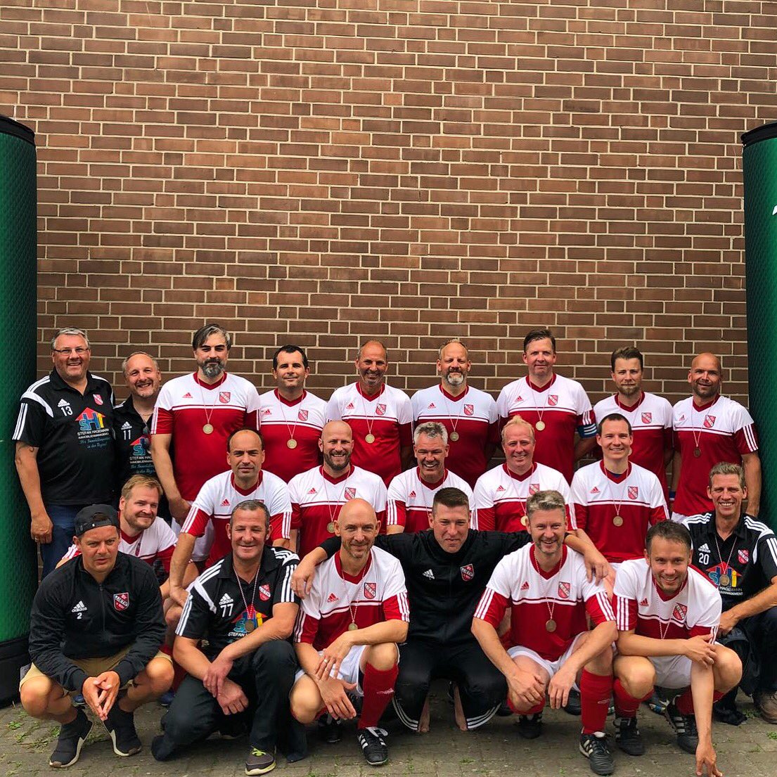 svlieth40's tweet photo. ***Talentierter Nachwuchs gesucht***

Nachdem unsere Ü40 die erste Senioren Saison erfolgreich hinter sich gebracht hat, sind die Rothosen auf der Suche nach Nachwuchs.

Gesucht werden für die neue Saison 38-49 jährige Spieler auf allen Positionen! https://t.co/Q7IolbTYYF