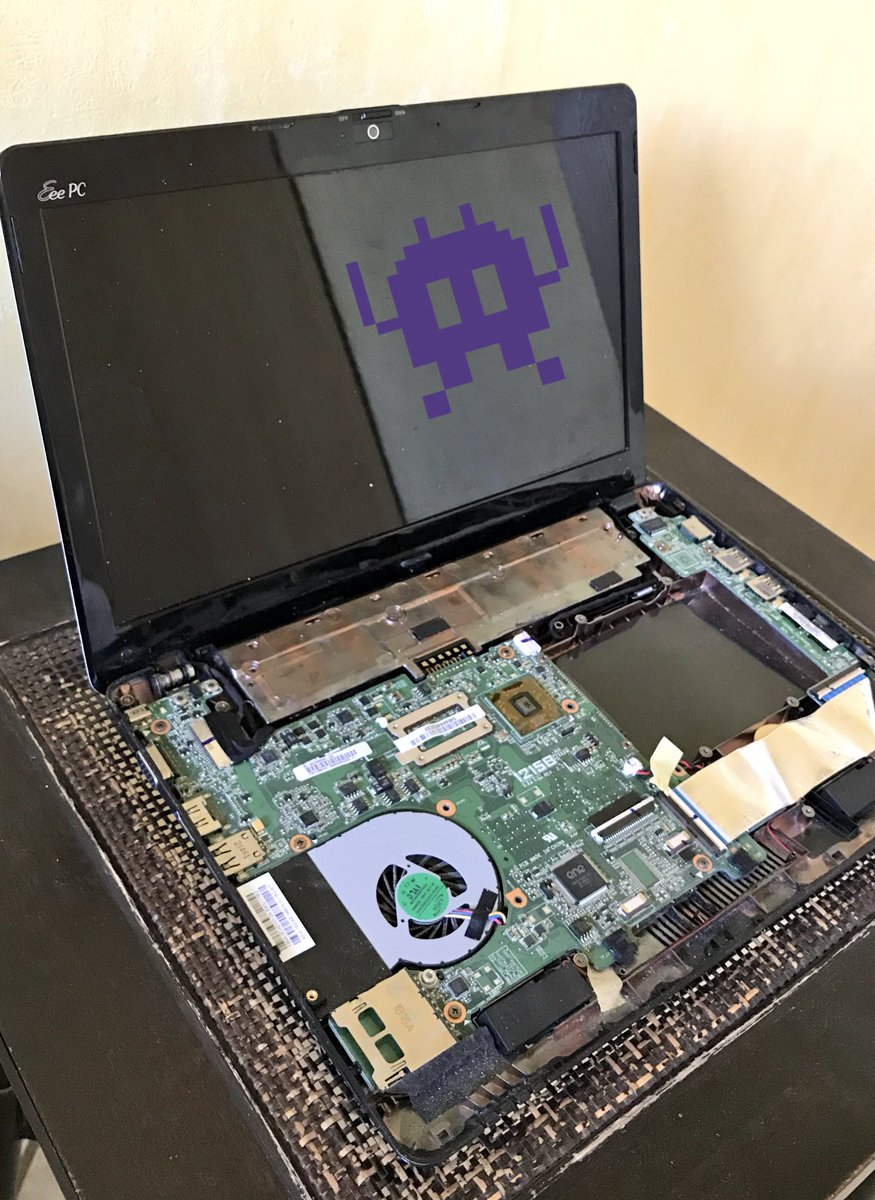 DevBrothers's tweet image. Démontage complet pour réparer cet #ASUS en panne. Un problème de recharge entres autres choses. #EeePCSeashells