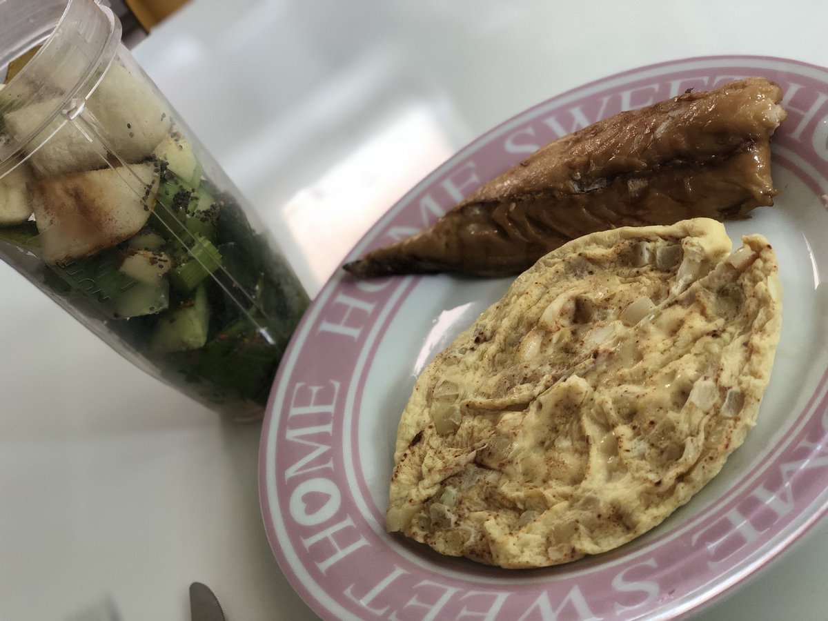 NFUM_Tim's tweet image. Day 2 - ticked lots of boxes with breakfast, an omelette, mackerel and a smoothie with 10 ingredients in it! #HealthyEatingWeek 
Missing the sugary treats throughout the day though 😬