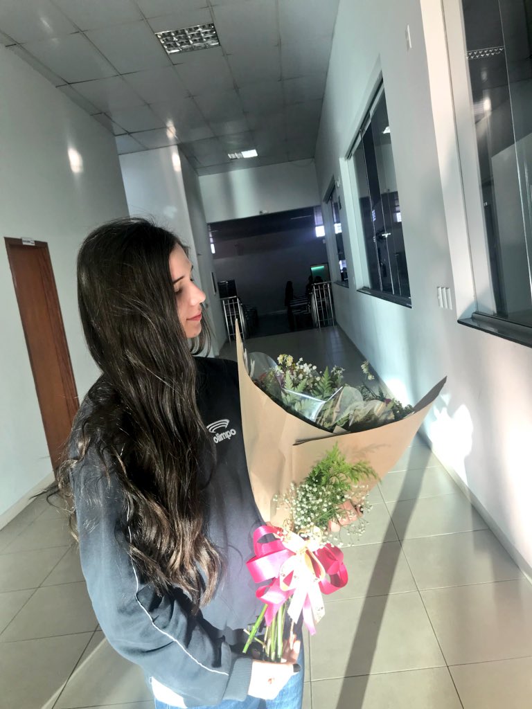 desativada213's tweet photo. Ontem eu estava triste, falando que todo mundo ia ganhar buquê menos eu, aí hoje de manhã chego na escola e meus amigos me dão um e dizem: “você não precisa de um namorado pq é fofinha dms pra qualquer menino” AAA FIZERAM MEU DIA 😍😍❤️ https://t.co/EklUfv4Z4P