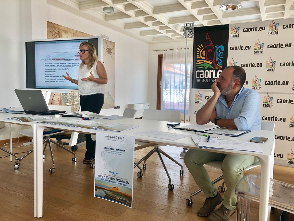 ContrattoCOSTA's tweet photo. In corso il 4^Tavolo Tematico:’Costa Veneta: pesca e acquacoltura!’💧🌊🎣
Dopo i saluti del Comune di #Caorle, introducono arch. Mosca, responsabile tecnico scientifico Contratto di Costa e dr.Bellemo della Direzione Agroambiente U.O. Caccia Pesca @RegioneVeneto https://t.co/1OqzVhjd3l