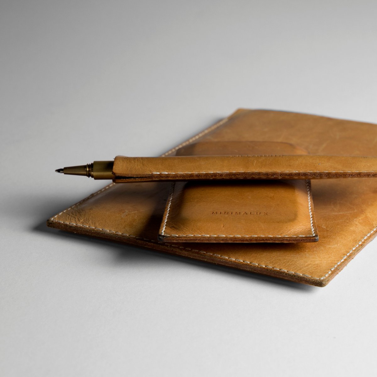 Minimalux's tweet photo. Just like Dad - Our leather gets better with age. Enjoy complimentary global shipping for Father's Day on all personal accessories until the 17th June.  Use code: DAD2018 #MINIMALUX #FathersDay #ForPerson  https://t.co/bwpkezDuiw https://t.co/wbMoqJ6WmX