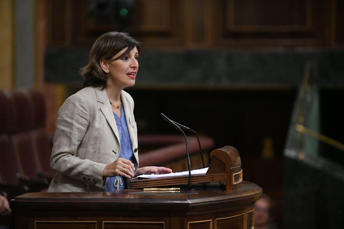En_Marea's tweet photo. 🏛️ A piques de comezar a intervención da deputada @Yolanda_Diaz_ sobre a reforma da Lei Orgánica do #PoderXudicial sobre medidas relativas ao Pacto de Estado contra a violencia machista. 

🔴 En directo: https://t.co/G6KO7IRirm https://t.co/ctM78tMZLE