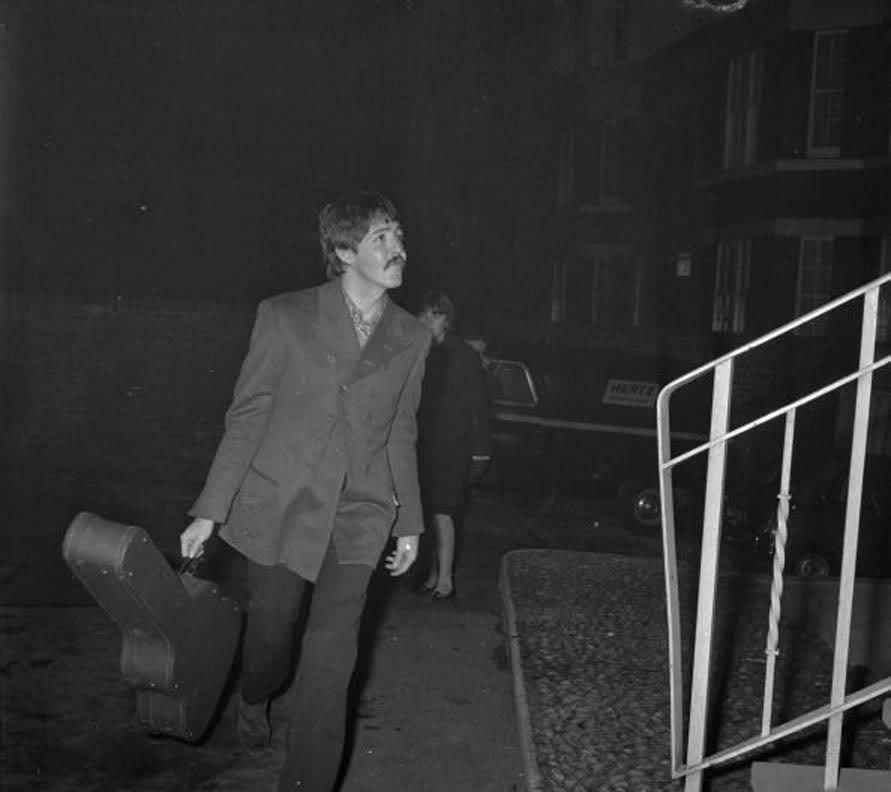 efemefrankmoi's tweet photo. @thebeatles arriving at Abbey Road Studios...@conciertobeatle @circulobeatle @beatlespordia @Beatleradio @ElQuintoBeatles @Beatlemi @LucyBeatles @lamadredelosb @Labeatle5 @LaBeatlera @LaBeatlesina @BeatlesForS4le @beatlesforlyfe https://t.co/KK6uQdAsNz