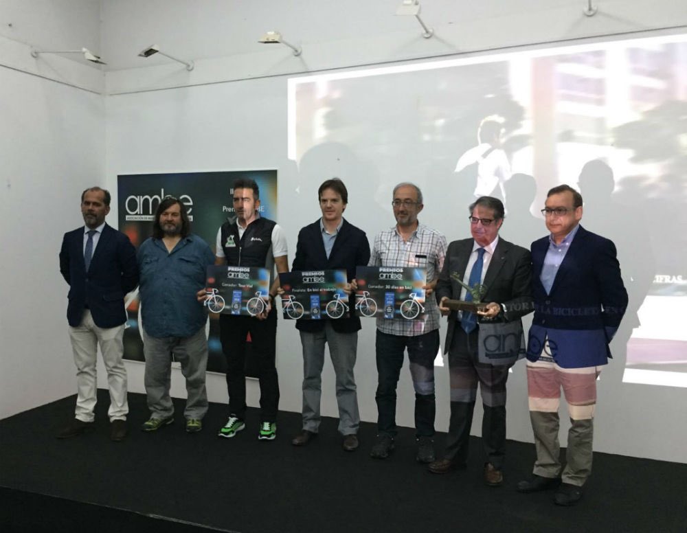 LaBiciteca's tweet photo. Nuestra enhorabuena a 30 Días en Bici, con nuestro buen amigo Carlos Rodriguez a la cabeza, como ganadores (junto a Tour Vial) de la II Edición de los Premios AMBE, Asociacion de Marcas y Bicicletas de España ¡Mucho Bicio! #LaBiciteca #ciclismodepapel #librosapedales #Bicio https://t.co/31VXgKljGs