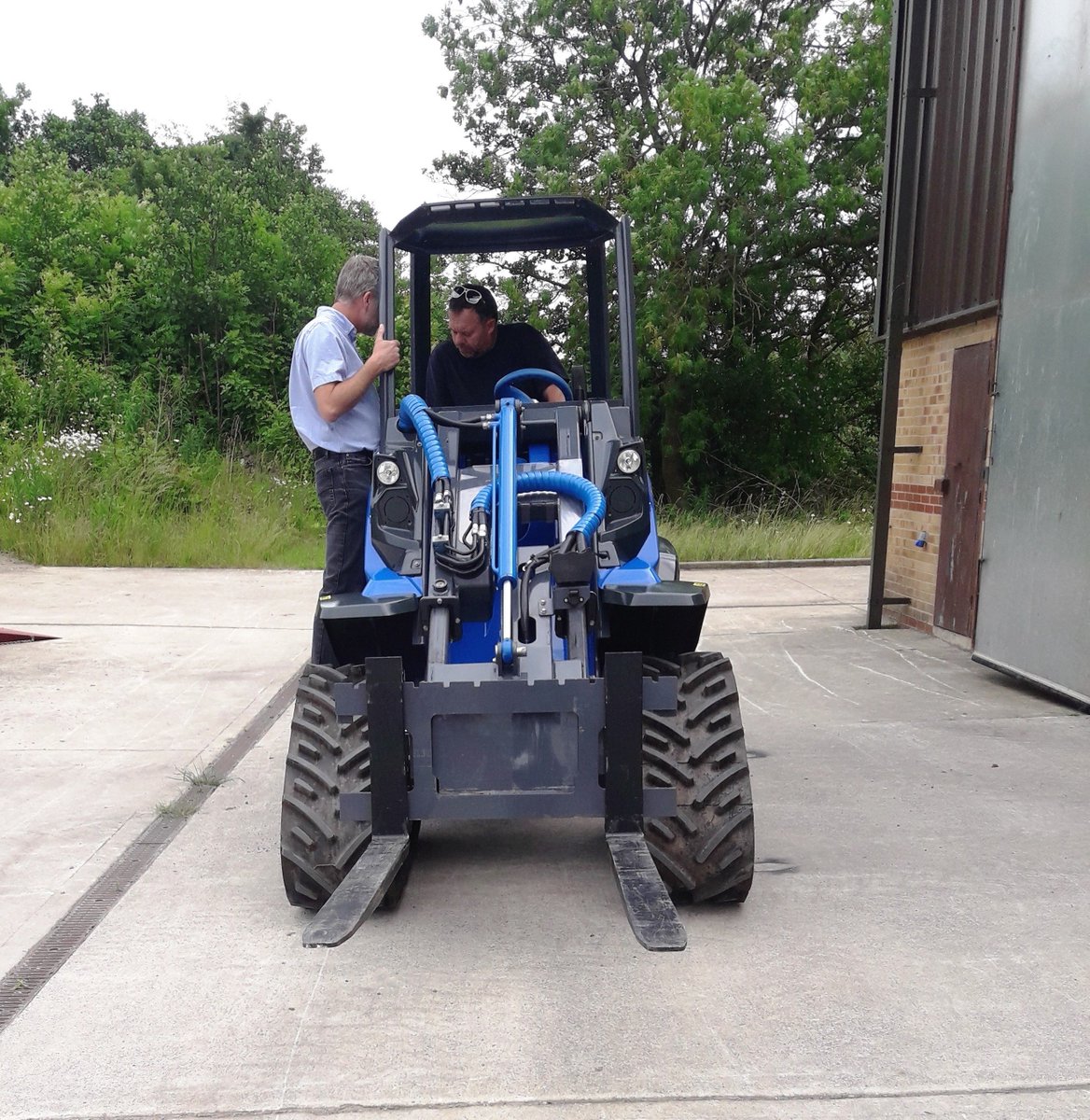 MCPEnviroLLP's tweet photo. A recent visit to @MultioneUk to discuss the UK's only #tracked #multi-#loader, this equipment will make light work for our civils projects, improving #stability &amp; #lifting capacity for our National infrastructure client. https://t.co/50d5SyEB3U #efficiency #improvement https://t.co/9fCAHqriRB