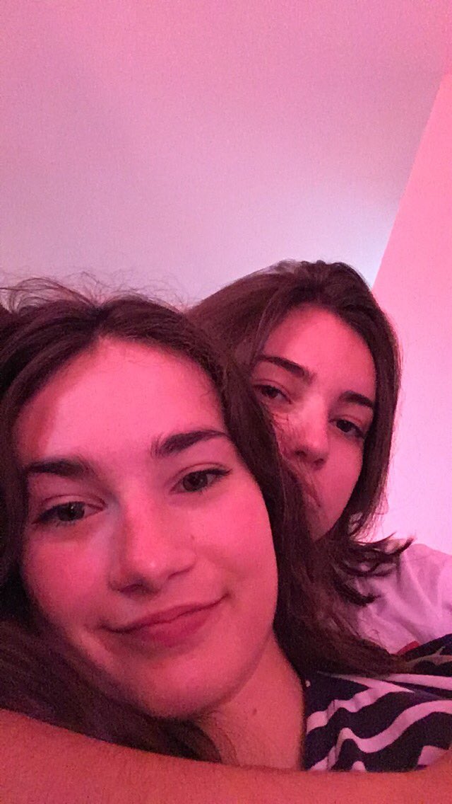 sashadebld's tweet photo. On voit la vie en rose 💗@leacls11 https://t.co/Bc8i8Lzx7S