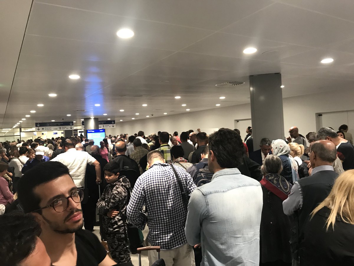 M_Mosditchian's tweet photo. Annonce pour un “Colis piégé” quand on nous fait courir pour un individu armé....... merci l’update et toujours plus serré! #Orly #transavia #klm #figaro https://t.co/2QaLMnjgEP