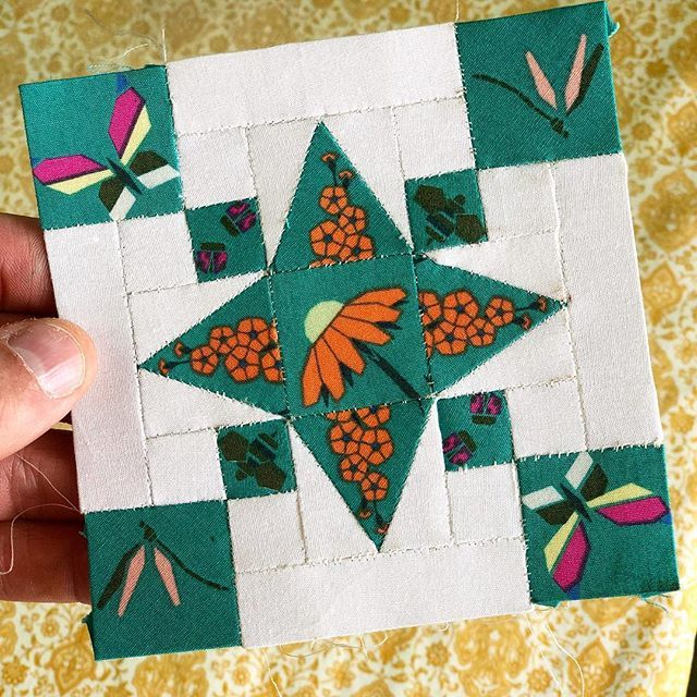 MxDomestic's tweet photo. This Pieces Bunched Wild and this Dear Jane Block are like 👯‍♀️ .
.
.
. 
#agflovedtopieces #artgalleryfabrics #wearefabrics #dearjanegoesepp #dearjanequilt #englishpaperpiecing #epp #paperpieces #handsewing https://t.co/niAyxkAk7i https://t.co/MdPT8OOLaQ