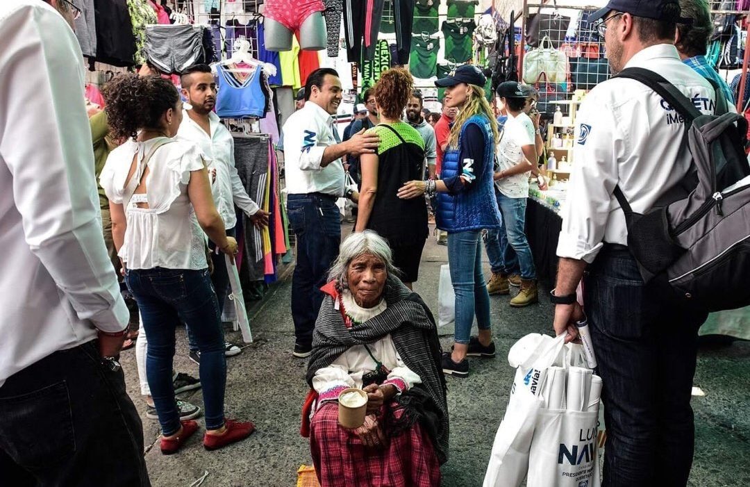 luispablob's tweet photo. Esta imagen se tomó en Querétaro, pero es un resumen de las campañas en México. Hay decenas de miles de candidatos pidiendo el voto en un país con 9.4 millones de personas en pobreza extrema. ¿Cambiará la elección algo? https://t.co/qpEgwgsj8z