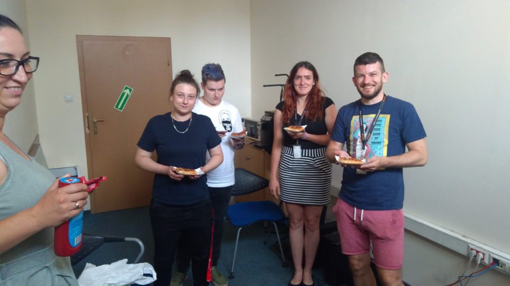 CTauzen's tweet photo. W #callcenterkatowice dbamy o to abyście czuli się u nas dobrze. Sobota nie musi być ciężka 🍕🍕🍕#festiwalpizzy #orangepolska #orangeteam #teamwork #orangelove #friendscoorporate #people #regionslask #motivation https://t.co/MfVRjdidel