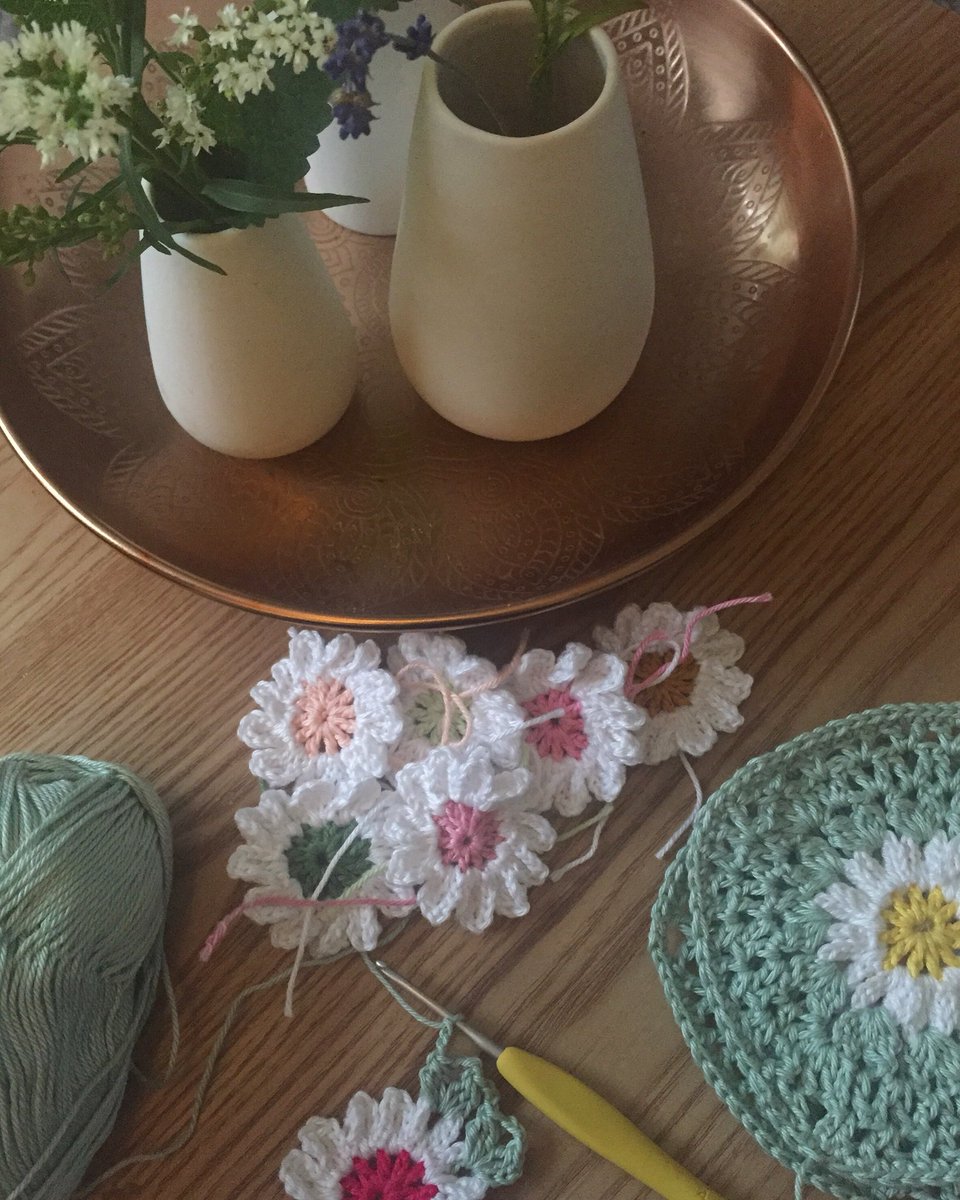 Nog een daisy vierkant afhaken en dan duik ik m’n bed in...
#annemariescrochetblog #crochetinthecity #daisyflowerpillow #haaktherapie #gedachtenverzetten