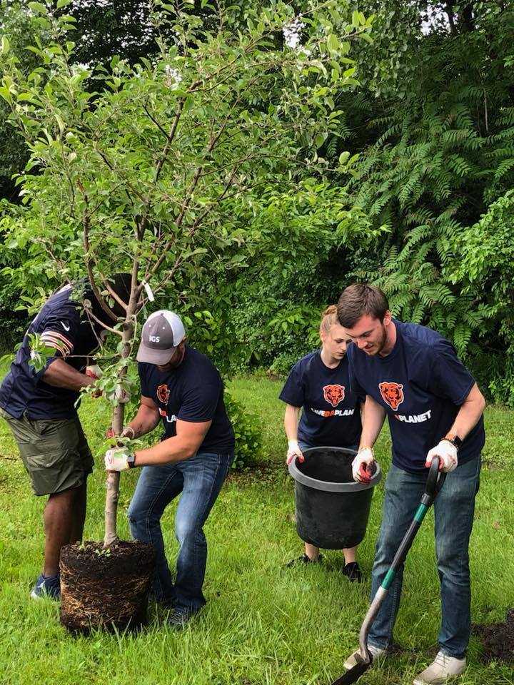 IGSEnergy's tweet photo. IGS is Saving Da Planet today with the @ChicagoBears and @Gateway_Green! We donated $10,000 and 100 volunteer hours to Southside Occupational Academy to help beautify their amazing school campus. #lifeatigs #igsimpact #dabears https://t.co/MQ2H9PJ7jy