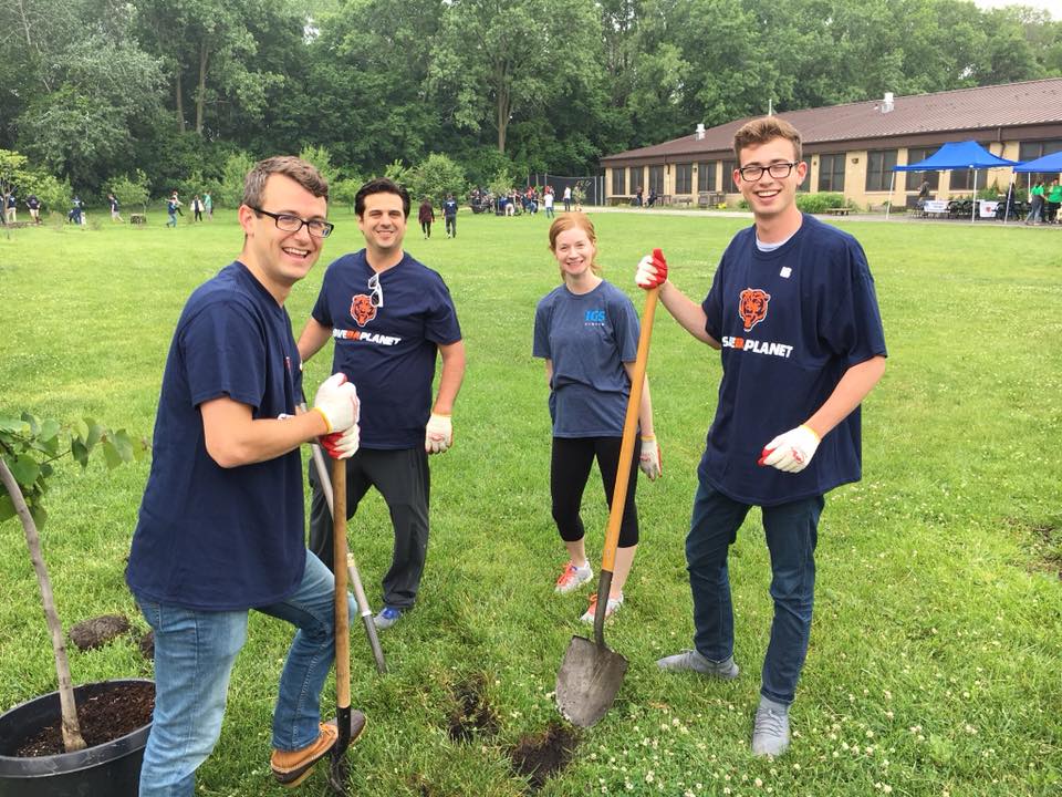IGSEnergy's tweet photo. IGS is Saving Da Planet today with the @ChicagoBears and @Gateway_Green! We donated $10,000 and 100 volunteer hours to Southside Occupational Academy to help beautify their amazing school campus. #lifeatigs #igsimpact #dabears https://t.co/MQ2H9PJ7jy