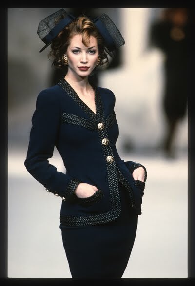 __PreviouslyOn's tweet photo. Mode: Les années 90 chez Chanel 
Vous aimez? https://t.co/LUqhNEJCej
