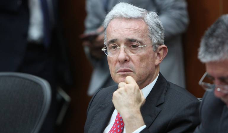 CaracolRadio's tweet photo. Extrabajadores de la familia Uribe revelan vínculos con paramilitares

---> https://t.co/XT4jUsxJ0N https://t.co/TTVu5VeJN5
