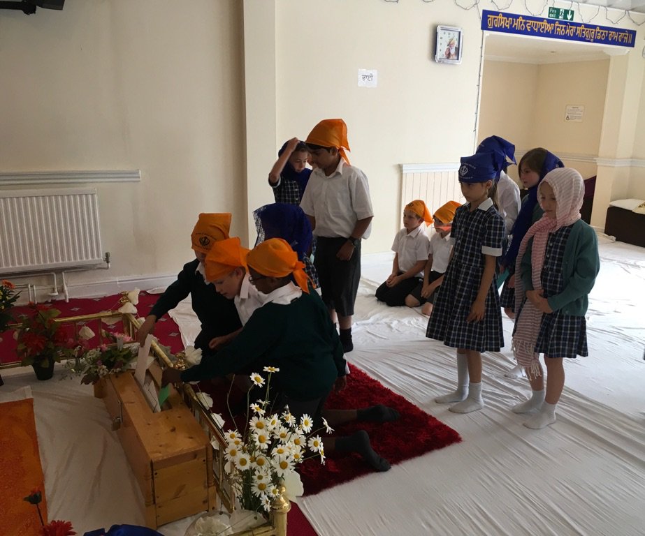 SPFJuniorSchool's tweet photo. Y3 @SPFSchools enriched their knowledge &amp; understanding of Sikhism by visiting Cambridge Gurdwara. @SPFRSP https://t.co/BHuHoqM3l2