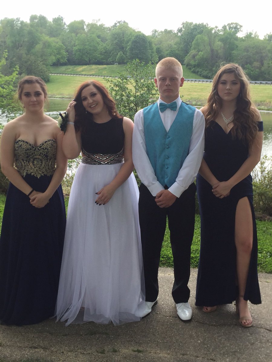 GracieHacker's tweet image. Happy birthday big brother @BarrettHowson have a good day and don’t get too wild🤗